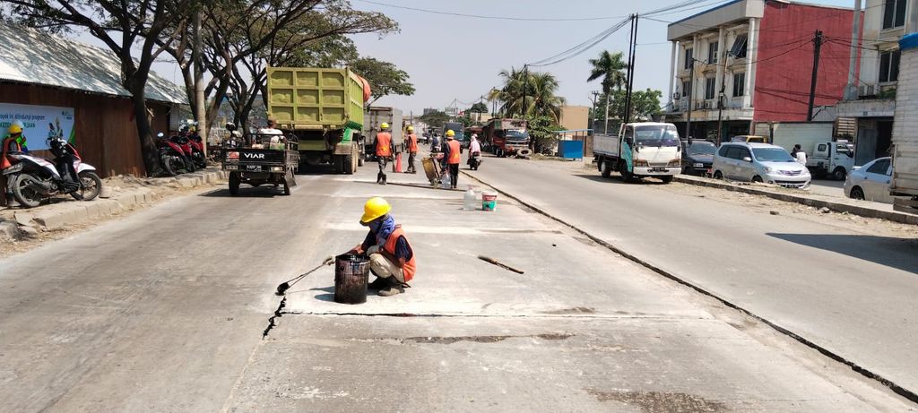 Perbaikan Jl Raya Perancis, pengaplikasian joint sealant. Kabupaten Tangerang, 3 Agustus 2023. (Dok DBMSDA Kab Tangerang)