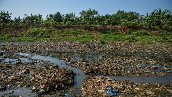 Peringatan Dini Kekeringan di Jawa Barat Pengendara melintas di samping Sungai Cikeruh yang mengering di Tegalluar, Kabupaten Bandung, Jawa Barat, Jumat (4/8/2023). Badan Meteorologi, Klimatologi, dan Geofisika (BMKG) Stasiun Klimatologi Jawa Barat mengeluarkan peringatan dini kekeringan meteorologis pada dasarian pertama 1-10 Agustus 2023 imbas dari adanya beberapa kabupaten yang telah berstatus siaga kekeringan di Jawa Barat. ANTARA FOTO/Raisan Al Farisi/foc.