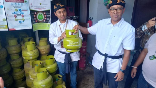 Executive General Manager Pertamina Patra Niaga Regional Jatimbalinus, Dwi Puja Ariestya saat menyambangi salah satu pangkalan gas LPG di Kecamatan Gerokgak, Kabupaten Buleleng, Bali, Jumat (4/8/2023).