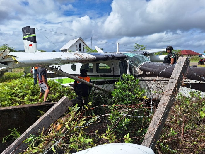 Pesawat Smart Air yang tergelincir di Bandara Kenyam, Kabupaten Nduga, Papua Pegunungan.