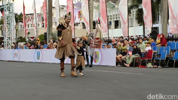 Pets Carnival memeriahkan Jember Fashion Carnaval (JFC) 2023 hari pertama. Ada kuda hingga ayam brahma yang tampil menghibur penonton.