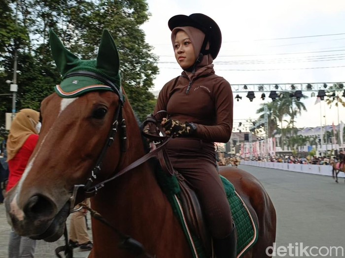 Pets Carnival memeriahkan Jember Fashion Carnaval (JFC) 2023 hari pertama. Ada kuda hingga ayam brahma yang tampil menghibur penonton.