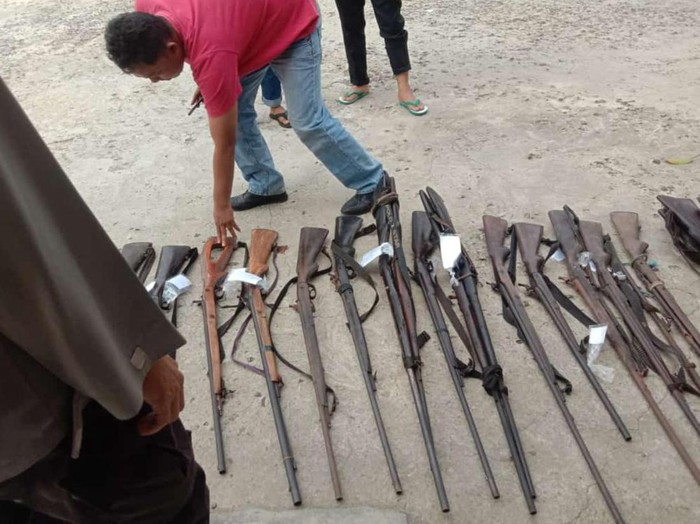 Polda Banten meminta warga di sekitar TNUK untuk mengumpulkan senjata api rakitan jenis bedil locok. Sebanyak 202 senpi rakitan dikumpulkan dari tangan warga.
