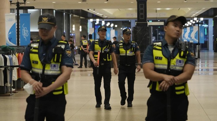 Polisi Korsel berjaga di lokasi penikaman di Seongnam (AP Photo/Ahn Young Joon)