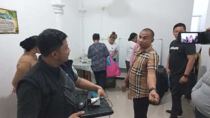Polisi menggerebek penampungan PMI ilegal di Batam. (Dok Polsek Bengkong).