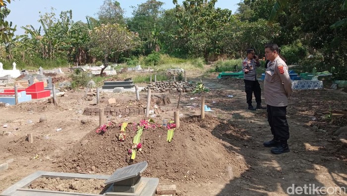 Polisi meninjau lokasi makam yang jadi sasaran aksi pencurian