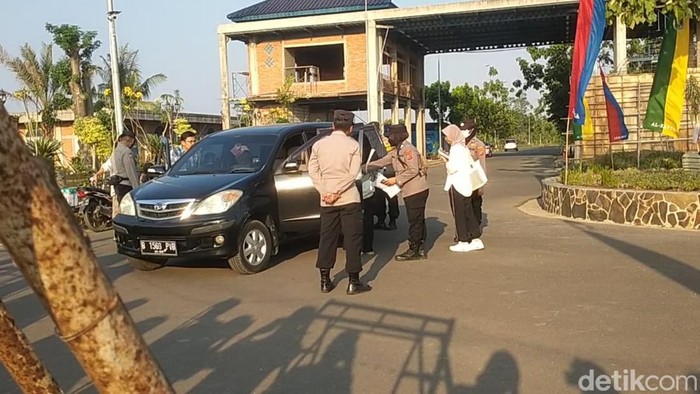 Polisi periksa kendaraan keluar masuk ke Al-Zaytun