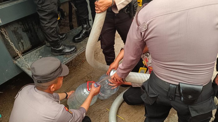 Polres Bogor suplai air bersih ke 3 desa di Rancabungur