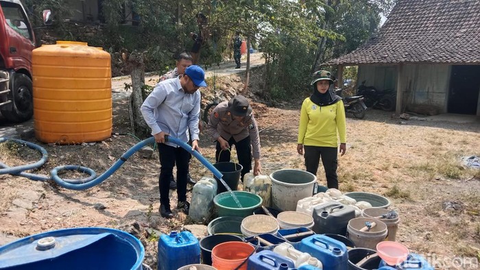 polres nganjuk distribusikan air bersih ke desa kekeringan