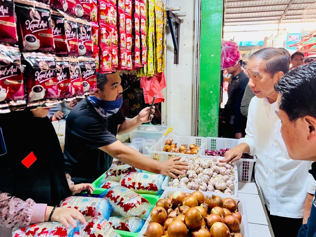 Presiden Joko Widodo meninjau Pasar Parung Kuda di Kabupaten Sukabumi, Jawa Barat, Jumat (4/8/2023). (Dok. Laily Rachev - Biro Pers Sekretariat Presiden)