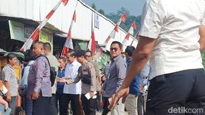 Presiden Jokowi meninjau Pasar Parung Kuda, Sukabumi (Marlinda/detikcom)