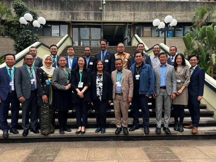 Prof. Edvin Aldrian (kelima dari kiri atas) dan Dr. Joni Jupesta (keempat dari kanan atas) saat berfoto bersama delegasi ASEAN pada pertemuan Intergovernmental Panel Climate Change (IPCC) di Nairobi, Kenya, pada 28 Juli 2023