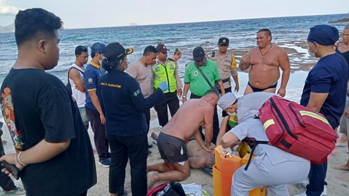 Proses evakuasi terhadap Dewa Putu Meka Rasman yang tenggelam saat snorkeling di perairan Pantai Blue Lagoon, Padangbai, Karangasem, Bali, Kamis (3/8/2023). (Dok. Polres Karangasem)