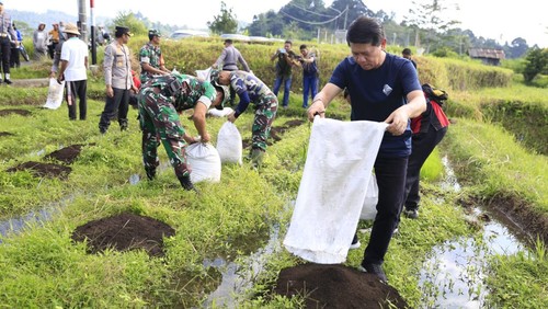 Pupuk osaki diaplikasikan pada lahan pertanian subak di Klungkung, Bali, beberapa waktu lalu. (Foto: Istimewa)