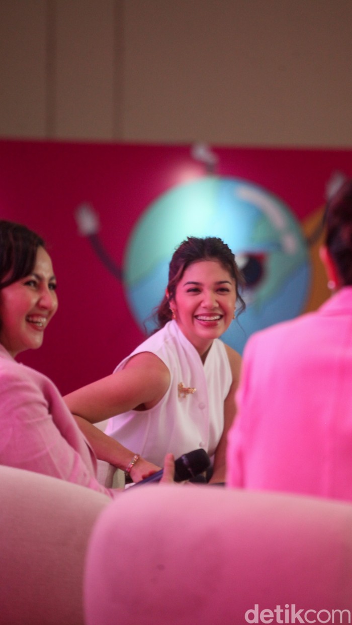 Ketua Umum DWP Kemendikbudristek Franka Makarim membagikan rahasia perawatan kulitnya. Tak heran jika di usia 40 tahun, wajahnya tetap tampak awet muda.