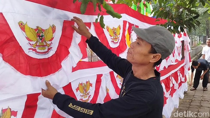 Rahma, pedagang bendera merah putih di Bandung.
