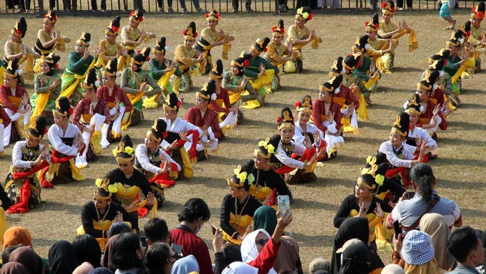 Ratusan pelajar membawakan tari kolosal Bedoyo Putri Mojosakti saat pemecahan rekor Museum Rekor Dunia Indonesia (Muri) di Lapangan Kawiryan, Desa Pacing, Kecamatan Bangsal, Kabupaten Mojokerto, Jawa Timur, Jumat (4/8/2023). Tarian Bedoyo Putri Mojosakti yang digelar pada Majapahit Festival (Majafest) 2023 memecahkan rekor MURI dengan peserta sebanyak 506 orang. ANTARA FOTO/Syaiful Arif/rwa.