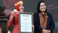 Bupati Mojokerto Ikfina Fahmawati (kiri) menerima piagam Museum Rekor Dunia Indonesia (MURI) dari perwakilan MURI Sri Wijayati (kanan) usai pemecahan rekor Tari Bedoyo Putri Mojosakti di Lapangan Kawiryan, Desa Pacing, Kecamatan Bangsal, Kabupaten Mojokerto, Jawa Timur, Jumat (4/8/2023). 