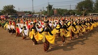 Ratusan pelajar membawakan tari kolosal Bedoyo Putri Mojosakti saat pemecahan rekor Museum Rekor Dunia Indonesia (Muri) di Lapangan Kawiryan, Desa Pacing, Kecamatan Bangsal, Kabupaten Mojokerto, Jawa Timur, Jumat (4/8/2023).