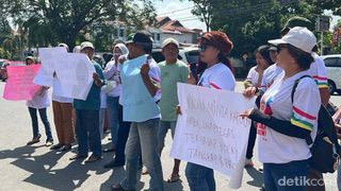 Relawan Ganjar berunjuk rasa di depan Mapolda Sumbar menuntut polisi menangkap Rocky Gerung.
