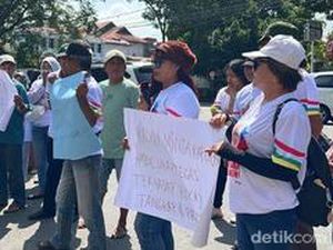 Relawan Ganjar Sumbar Demo Tuntut Rocky Gerung Ditangkap