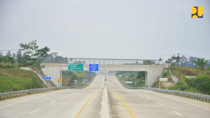 Ruas tol Cigombong-Cibadak yang baru saja diresmikan Jokowi