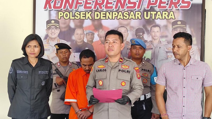 Sawaludin (42), mantan bos tahu dihadirkan saat konferensi pers di Polsek Denpasar Utara, Jumat (4/8/2023). Ia menjadi tersangka gegara mencuri sepeda motor temannya. (I Wayan Sui Suadnyana/detikBali)