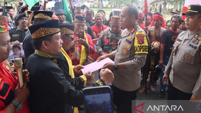 Sejumlah ormas di Kabupaten Penajam Paser Utara, Kaltim mengecam pernyataan Rocky Gerung. Mereka meminta polisi memproses laporan terhadap Rocky Gerung. (Foto: Antara)