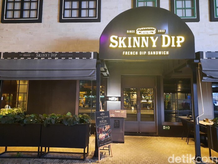 Skinny Dip di Chillax Sudirman, Sudirman, Jakarta Pusat.