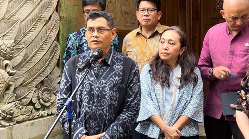 Konferensi Pers Kepala Dinas Perhubungan (Dishub) Provinsi Bali IGW Samsi Gunarta tentang perencanaan Bali Menuju Emisi Nol Bersih 2045 di Denpasar, Jumat (4/8/2023).