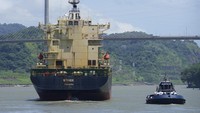 Daerah aliran sungai juga memasok air tawar ke Kota Panama, rumah bagi sekitar setengah dari populasi negara itu yang berpenduduk 4 juta. Ricaurte Vásquez, administrator kanal, mengatakan pada hari Kamis bahwa pendapatan pada tahun 2024 dapat turun sebanyak $200 juta karena kekeringan.  