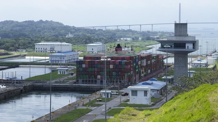 Terusan Panama Kurangi Lalu Lintas Kapal Akibat Kekeringan A cargo ship waits on Gatun lake, for its transit through the Agua Clara locks of the Panama Canal in Agua Clara, Panama, Thursday, Aug. 3, 2023. The Panama Canal Authority said it is limiting traffic to 32 daily ship transits through the canal after months of drought and expect less income in 2024 due to the ongoing water crisis. (AP Photo/Arnulfo Franco)