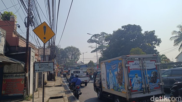 Tiang papan jalan yang miring di Jalan Raya Bogor, tepatnya di simpang Cikaret, Cibinong, Kabupaten Bogo telah dicabut. Warga mengaku senang dan tak waswas lagi (Rizky AM/detikcom)