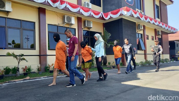 Tiga orang tersangka pengelapan mobil rental dikeler di Polres Kulon Progo, Jumat (4/8/2023).