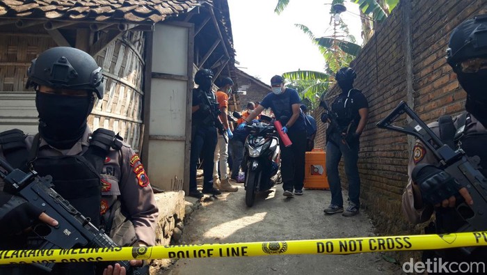 Tim Densus 88 menggeledah rumah S, Desa Trayu, Kecamatan Banyudono, Kabupaten Boyolali, Jumat (4/8/2023).