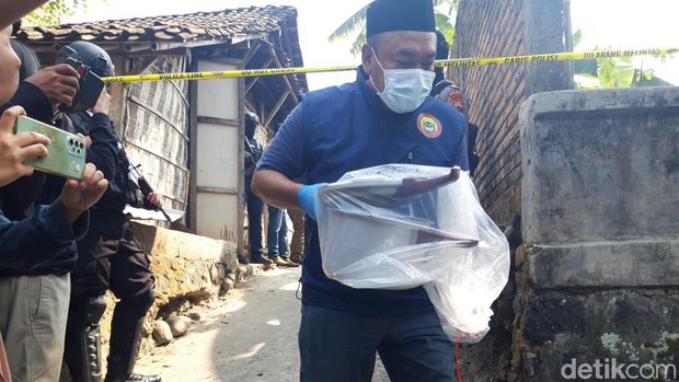 Tim Densus 88 menggeledah rumah S, Desa Trayu, Kecamatan Banyudono, Kabupaten Boyolali, Jumat (4/8/2023).