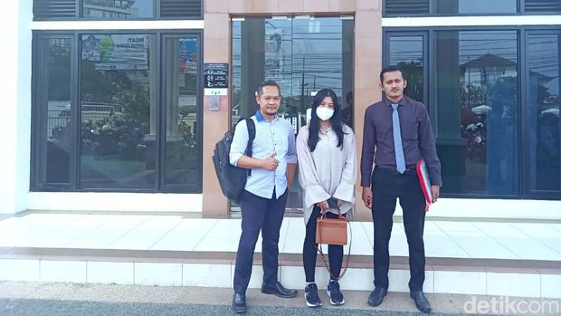 Tuti Alawiyah (33) dan kuasa hukumnya