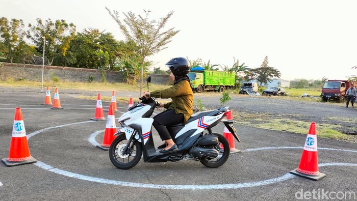 Ujian praktik huruf S di Nganjuk. Ratusan pemohon SIM yang gagal berkali-kali akhirnya lulus.