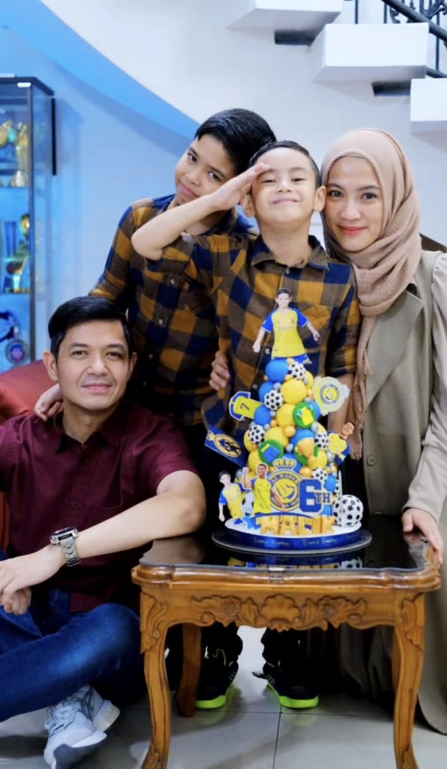 Tak seperti acara ulang tahun anak selebriti lainnya yang sering dirayakan khusus dan penuh kemewahan, perayaan ulang tahun Malik tampak sederhana di rumah saja. Bahkan tak ada dekorasi khusus seperti tren acara ulang tahun anak saat ini. Foto: Instagram Alyssa Soebandono