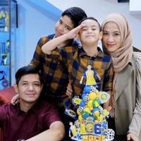 Tak seperti acara ulang tahun anak selebriti lainnya yang sering dirayakan khusus dan penuh kemewahan, perayaan ulang tahun Malik tampak sederhana di rumah saja. Bahkan tak ada dekorasi khusus seperti tren acara ulang tahun anak saat ini. Foto: Instagram Alyssa Soebandono