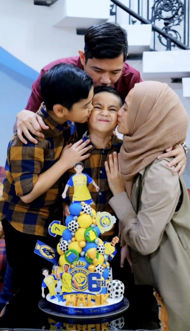 Alyssa Soebandono dan Dude Harlino menyiapkan kue ulang tahun bertingkat bertema bola. Terselip angka 6 di antara dekorasi kue yang unik. Foto: Instagram Alyssa Soebandono