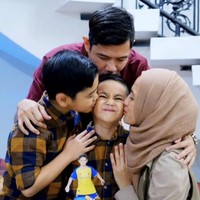 Alyssa Soebandono dan Dude Harlino menyiapkan kue ulang tahun bertingkat bertema bola. Terselip angka 6 di antara dekorasi kue yang unik. Foto: Instagram Alyssa Soebandono