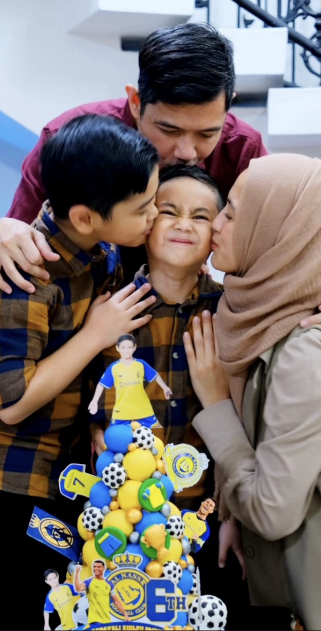 Acara perayaan ulang tahun Malik yang sederhana digelar di dalam rumah, tepat dekat tangga. Meski tak ada balon atau dekorasi di sekitarnya tapi tetap terlihat intim dan bahagia. Foto: Instagram Alyssa Soebandono