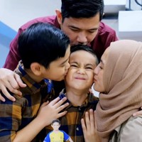 Acara perayaan ulang tahun Malik yang sederhana digelar di dalam rumah, tepat dekat tangga. Meski tak ada balon atau dekorasi di sekitarnya tapi tetap terlihat intim dan bahagia. Foto: Instagram Alyssa Soebandono