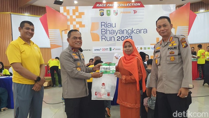 Wakapolda Riau menyerahkan race pack ke peserta lari