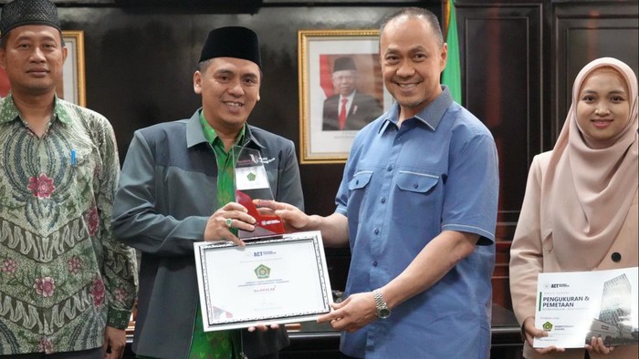 Wamenag Saiful Rahmat Dasuki menerima tropi penghargaan dari Founder ACT Consulting International Ary Ginanjar.