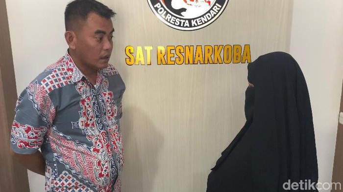 Wanita inisial YY diamankan polisi usai menyelundupkan sabu di Lapas Kendari.
