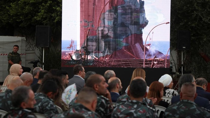 Warga Lebanon Mengenang 3 Tahun Tragedi Ledakan Beirut Families and relatives of firefighters who were killed during August 2020 Beirut port explosion attend a memorial ceremony, at the fire station in Beirut, Lebanon August 2, 2023. REUTERS/Mohamed Azakir