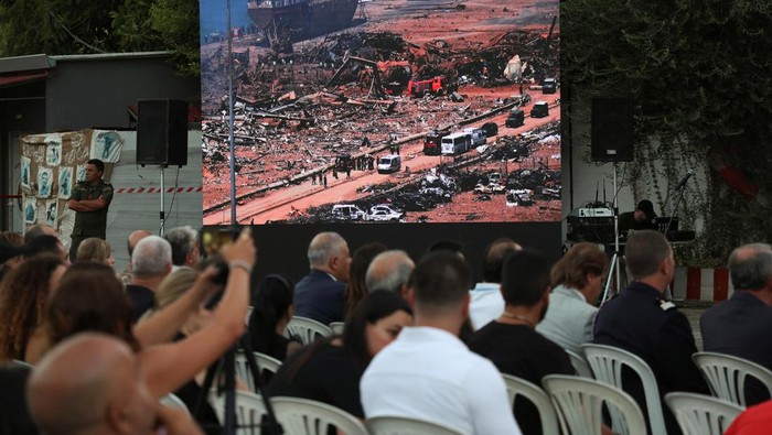 Warga Lebanon Mengenang 3 Tahun Tragedi Ledakan Beirut Families and relatives of firefighters who were killed during August 2020 Beirut port explosion attend a memorial ceremony, at the fire station in Beirut, Lebanon August 2, 2023. REUTERS/Mohamed Azakir