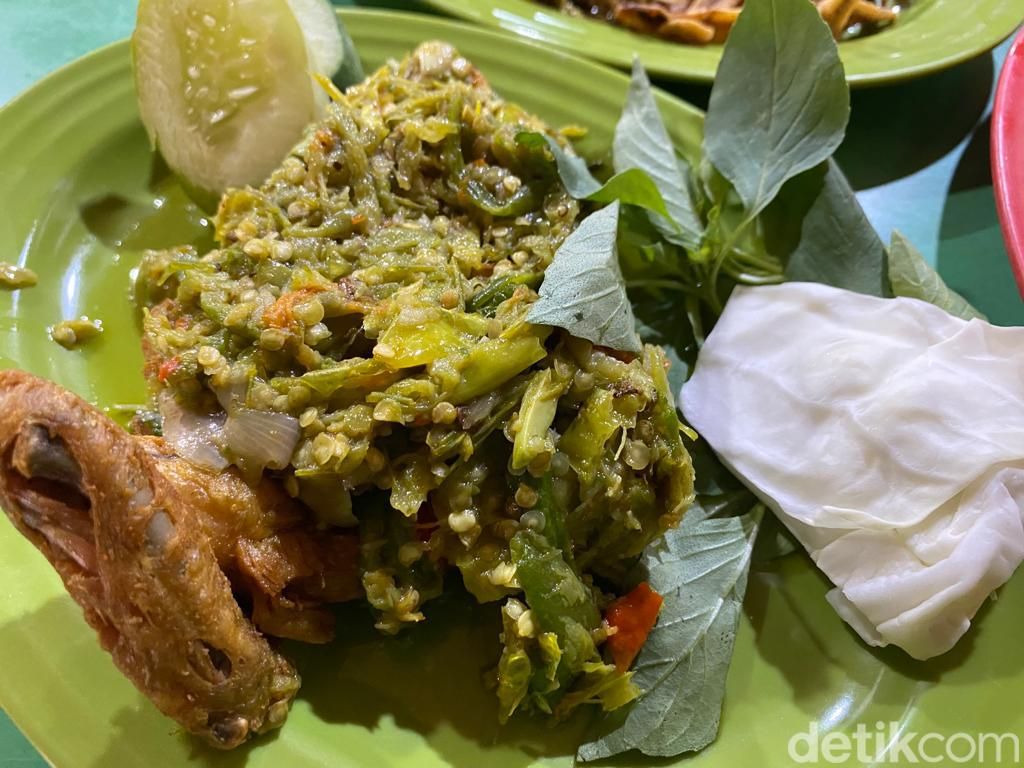 Warung Kita 38 : Huaah! Pedas Enak Ayam Goreng dan Teri Sambal Pecok